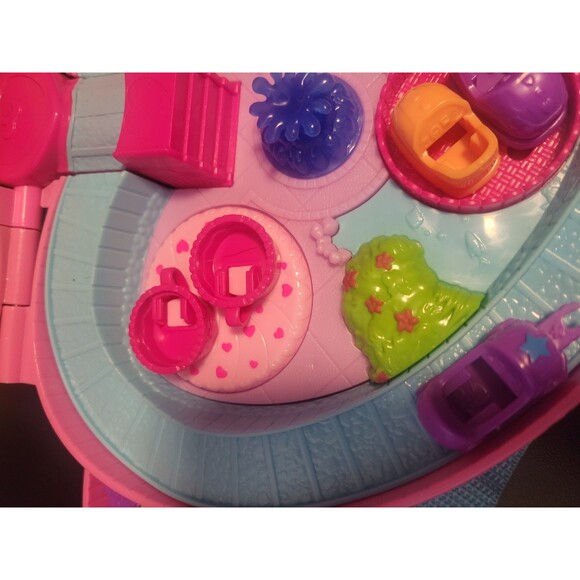 2019 Polly Pocket 2-in-1 Theme Park Crossbody Playset with 4 Dolls/Cars - Picture 7 of 16